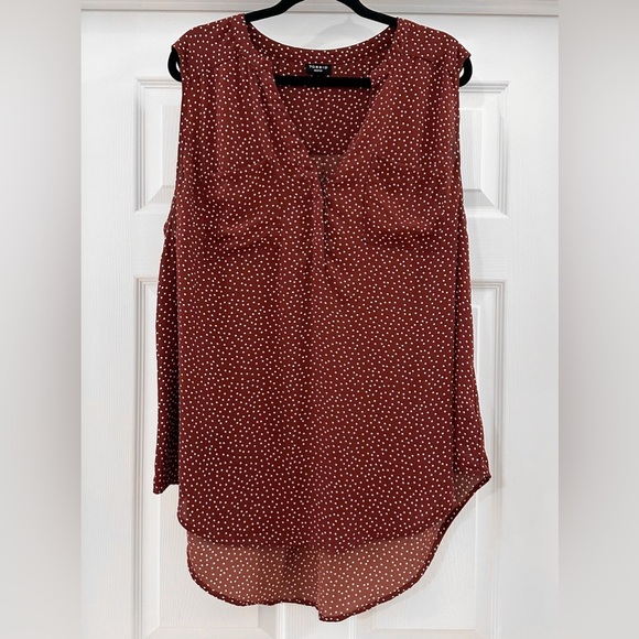 Torrid Harper Sleeveless Polka Dot Pleated Back Top Burgundy White Crimson sz 2 - Picture 4 of 7